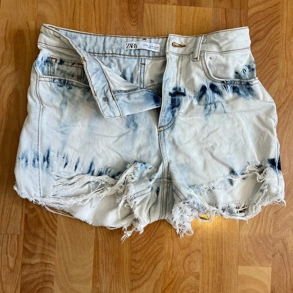 Zara Blue and White Tie Dye Distressed Jean Shorts High Waisted sz 4